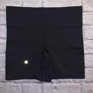 Size 10 Lululemon Sculpt shorts